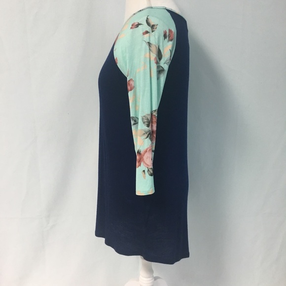 Mayberry’s Top - Picture 3 of 4